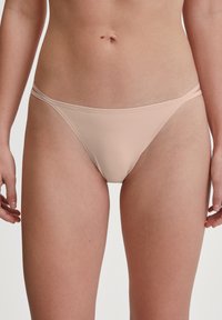 Lichtroze, naadloze bikini briefs met een dunne elastische tailleband en minimale bedekking. Gloves textuur, eenvoudig ontwerp, geen zichtbare patronen of hardware.