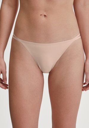 Lichtroze, naadloze bikini briefs met een dunne elastische tailleband en minimale bedekking. Gloves textuur, eenvoudig ontwerp, geen zichtbare patronen of hardware.