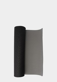 Jooga matt on kokku keeratud, musta tekstuuriga pealispind ja hall aluspind, millel on geomeetriline muster, esitledes kahe värvi disaini.