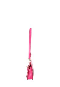 Borsa a mano in pelle rosa con finitura texture, dotata di una tracolla sottile e regolabile e di accessori in tonalità oro. Design compatto con una tasca laterale.