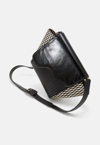 Mustat nahka- ja kudottu ruutukuviollinen laukku, jossa on kaareva läppä, säädettävä olkahihna ja teksturoitu musta sivupaneeli.