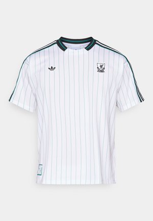 Witte sportoverhemd met korte mouwen, voorzien van dunne verticale teal strepen, een zwarte kraag en zwarte strepen op de mouwen, met het Adidas-logo en het Liverpool FC-wapen op de borst.