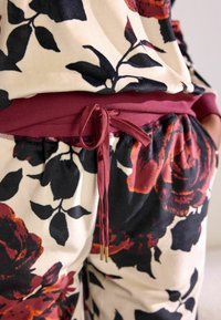 Next REGULAR FIT SET - Pyžamo - ecru red floral