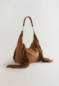 Sac à épaule en daim marron avec de longues franges sur les côtés et une seule sangle supérieure avec une quincaillerie dorée.