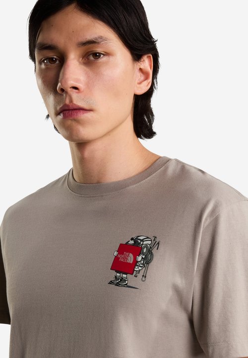 The North Face U GEAR UP GET OUT RLX SS TEE-GRAPHIC. UNISEX - Print T-shirt - stone slab — photo 5