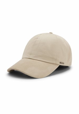 Beige baseballpet met een gebogen klep en een klein metalen logo-label aan de zijkant, gefotografeerd tegen een witte achtergrond.
