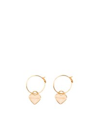 Pendientes de aro de oro con un charm en forma de corazón pulido colgando de cada uno, con texto grabado. Diseño sencillo con un acabado suave.