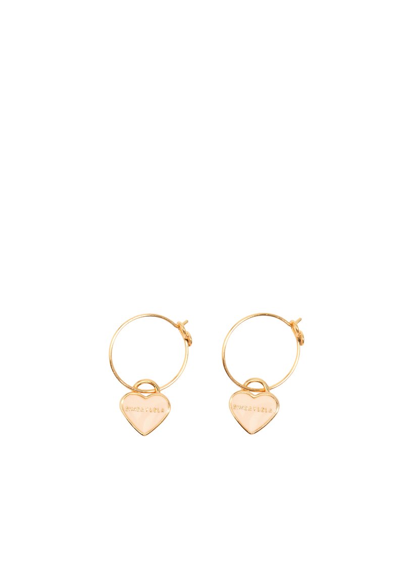 Pendientes de aro de oro con un charm en forma de corazón pulido colgando de cada uno, con texto grabado. Diseño sencillo con un acabado suave.