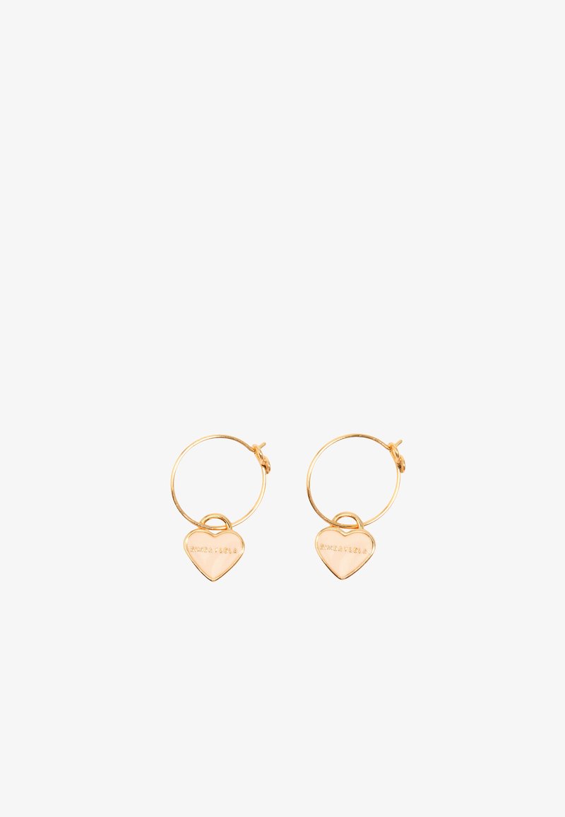 Pendientes de aro de oro con un charm en forma de corazón pulido colgando de cada uno, con texto grabado. Diseño sencillo con un acabado suave.