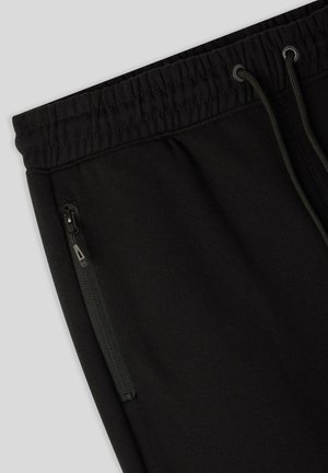 Pantaloni sportivi neri realizzati in tessuto morbido, con vita elasticizzata, cordoncino regolabile e tasca laterale con cerniera.