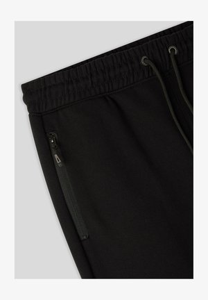 Pantaloni sportivi neri realizzati in tessuto morbido, con vita elasticizzata, cordoncino regolabile e tasca laterale con cerniera.