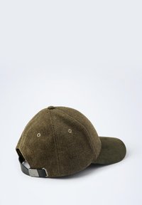 Casquette de baseball en laine olive avec une sangle réglable noire et une boucle en métal, vue de dos sur un fond blanc.