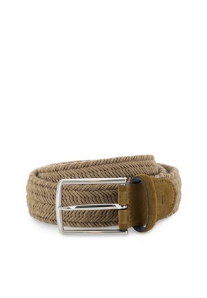 Ceinture en tissu tressé couleur fauve roulée avec une boucle rectangulaire argentée et des détails en cuir suédé sur fond blanc.