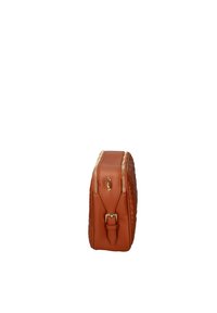 Borsa in pelle marrone con un motivo trapuntato, accessori in oro, chiusura con doppia zip e una tracolla per la regolazione. Forma rettangolare compatta.