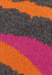 Strickstoff mit kräftigen geometrischen Mustern in Grau, Orange und intensivem Pink, mit einer weichen Textur und unterschiedlichen wellenförmigen Designs.