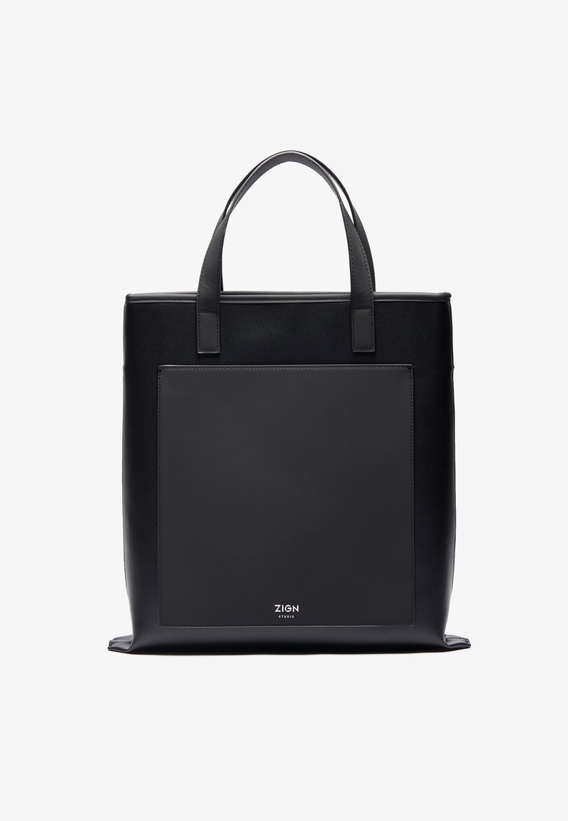 Carteira tote preta com textura de couro suave, formato retangular, duas alças e um painel frontal. Apresenta um logótipo na parte inferior.