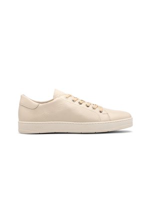 Pantofi sport din piele bej, cu vârf rotund, textură netedă și sistem de șireturi cu șase ochiuri. Beneficiază de o talpă din cauciuc texturat cu marcaj.