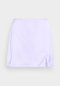 Saia mini em cetim lilás com uma textura suave, corte reto e uma fenda lateral para um detalhe adicional.