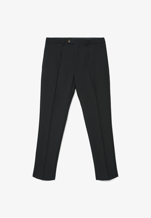 Pantalon noir sur mesure avec un devant plat, des plis et une fermeture à bouton à la taille. Tissu lisse avec une coupe droite.