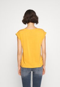 Pieces T-shirt básica - nugget gold