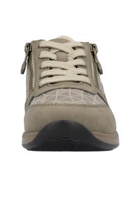 Baskets beiges avec une tige texturée arborant des motifs géométriques, des lacets ronds, une fermeture éclair sur le côté et une semelle en caoutchouc noire.