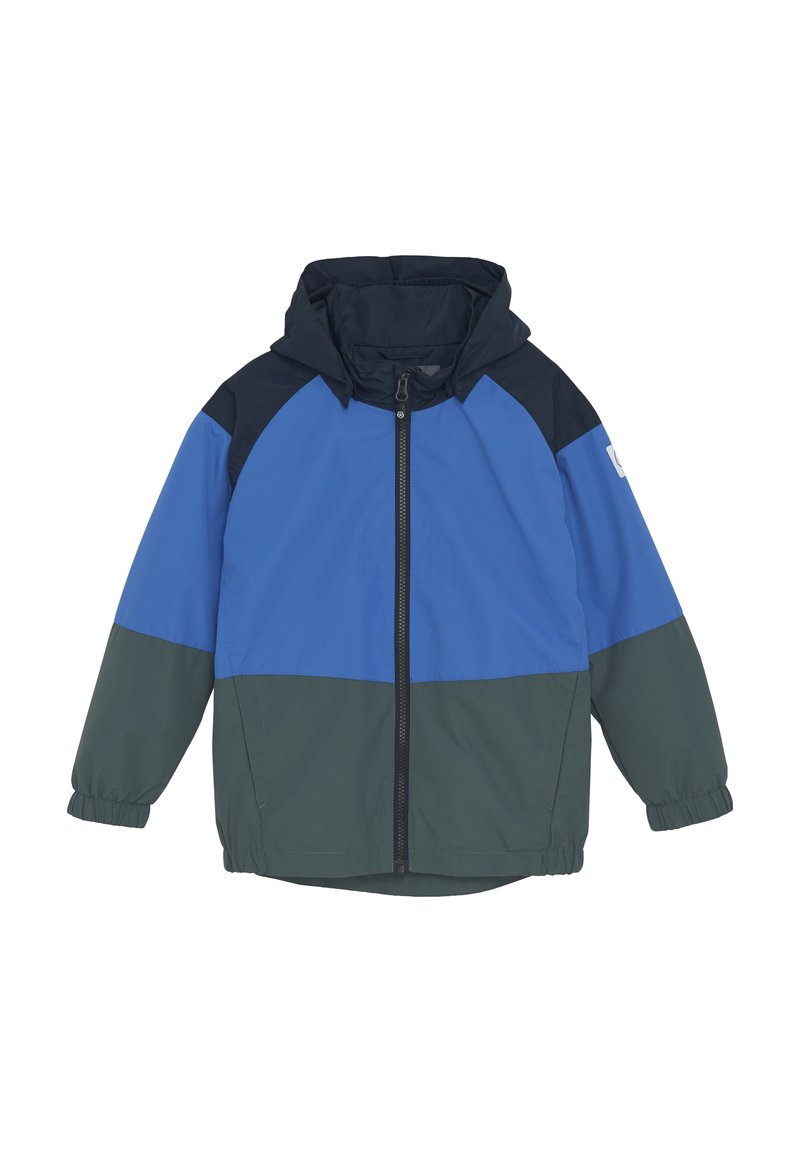 Färgblockerad jacka med blå och mörkgröna paneler, dragkedja fram, huva, elastiska ärmslut och en minimalistisk logotyp på ärmen.