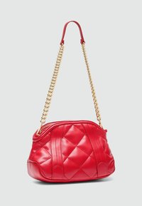 Rote gesteppte Lederhandtasche mit Reißverschluss, ausgestattet mit einem goldenen Kettenriemen und glatter Textur. Abgerundete Form mit genähten Akzenten.