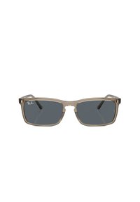Occhiali da sole Ray-Ban con lenti grigie rettangolari, montatura trasparente marrone chiaro e dettagli in metallo sulle tempie.