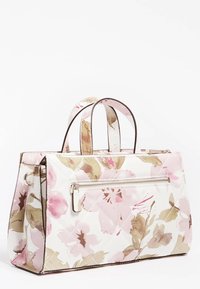 Sac à mains matelassé blanc avec un motif floral pastel rose et vert ; doté de doubles poignées et d'une poche zippée à l'avant.