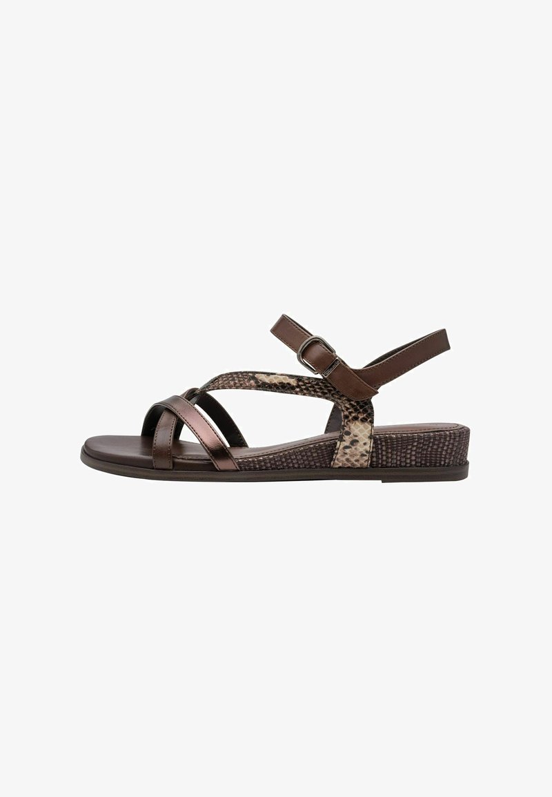Les sandales marron présentent des brides croisées aux finitions mates et métalliques, avec un accent à motif léopard et une semelle compensée texturée pour une meilleure adhérence.