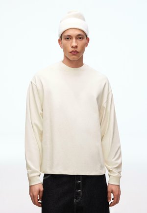 - Bluzka z długim rękawem