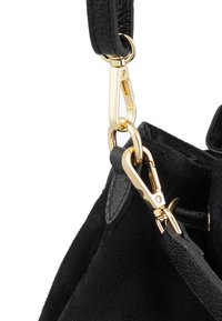 Sac à main en suède noir avec une surface texturée, doté de quincaillerie dorée et d'une bandoulière amovible avec un clip métallique.