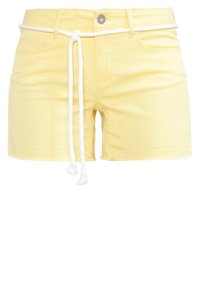 Shorts di jeans gialli con tasche frontali e chiusura a bottone, caratterizzati da una cintura bianca in corda legata in un nodo in vita.