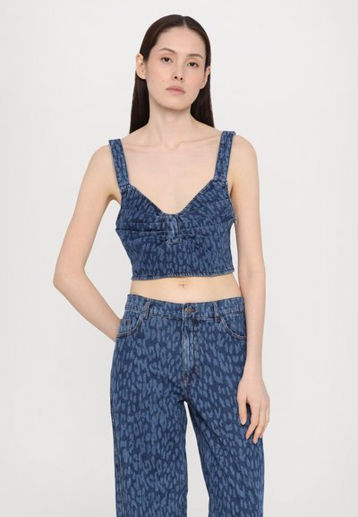 Blauer Denim-Crop-Top mit breiten Trägern, V-Ausschnitt und geraffter Textur. Kombiniert mit passenden, locker sitzenden Jeans mit subtilen Leopardenmuster.