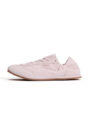 Chaussure décontractée basse rose clair avec lacets à l'avant, détails cousus et semelle marron texturée, vue de profil gauche.