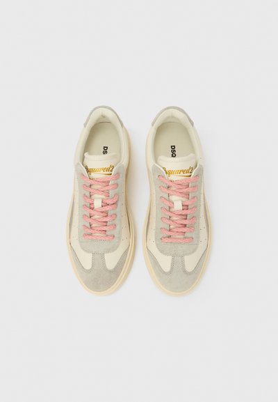 Adidași cu partea superioară din piele crem și piele întoarsă gri, cu șireturi roz, detaliu cu logo auriu pe limbă și talpă bej din cauciuc.