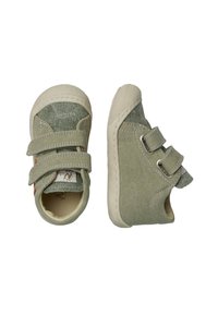 Scarpe per bambini in tela verde con due fasce in Velcro, punta rotonda e suole in gomma beige. Superficie testurizzata con dettagli cuciti.