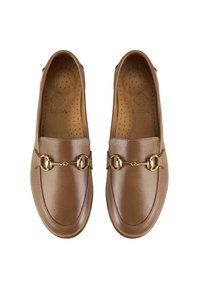 Bruine leren loafers met een gladde afwerking, voorzien van een gouden metalen accent en geperforeerde binnenzolen. Klassiek ontwerp met een ronde neusvorm.