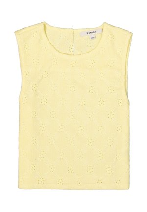 Haut sans manches jaune pâle avec un col rond, présentant un délicat motif matelassé et une petite fermeture à bouton dans le dos.