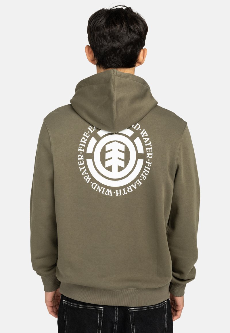 Sudadera de color verde oliva con un gráfico circular blanco que presenta símbolos elementales en la parte posterior. Cuenta con capucha con cordones y puños acanalados.