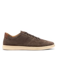 Zapatillas de ante marrón con un acento de talón de cuero beige, punta redonda, diseño de cordones y una suela de goma color crema con costuras sutiles.