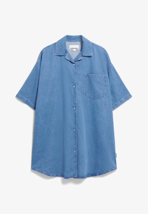 Helles blaues Jeanshemd mit kurzen Ärmeln, Knopfverschluss vorne und einer Brusttasche. Es hat einen klassischen Kragen und einen lässigen Schnitt.