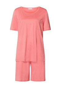 Koraalkleurige pyjama met korte mouwen, voorzien van een zak op de bovenkant, gemaakt van zachte stof met een comfortabele pasvorm en shorts die boven de knie eindigen.