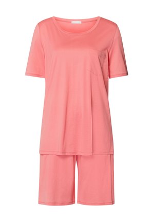 Lyhythihaiset korallinväriset pyjamat, joissa on tasku yläosassa, valmistettu pehmeästä kankaasta, rento istuvuus ja shortsit, jotka ulottuvat polven ylle.