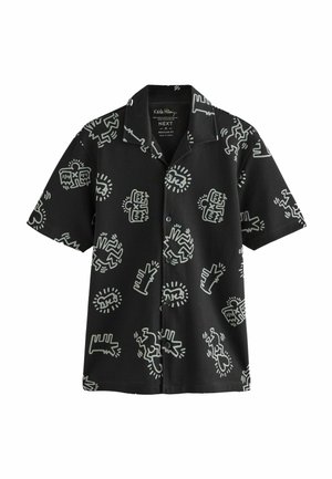 Cămașă neagră cu mâneci scurte și modele grafice albe, cu guler tip camping și închidere cu nasturi, realizată dintr-un material ușor.
