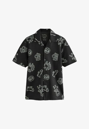 Cămașă neagră cu mâneci scurte și modele grafice albe, cu guler tip camping și închidere cu nasturi, realizată dintr-un material ușor.