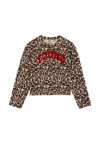 Ilga rankovėmis trumpa T-shirt kreminės spalvos su rudais leopardų raštais. Apatinėje dalyje yra raudonai siuvinėtas užrašas "YOUNG". Minkšta medžiagos tekstūra.