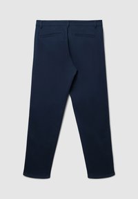 Pantaloni blu navy con una texture liscia e taglio dritto. Presentano due tasche posteriori con pattine e una vita classica.