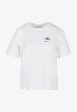 Valkoinen puuvillapaita, jossa on vasemmassa rintaan painettu sininen simpukka-ugrafiikka ja teksti "ELÄ HITAAMMIN RAKASTA SYVÄLLÄ." Lyhyet hihat, pyöreä kaula-aukko.