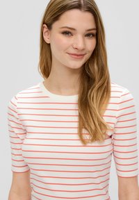 Witte ribbeltrui met horizontale roze strepen, korte mouwen en een ronde halslijn. Glad materiaal en een aansluitend ontwerp.